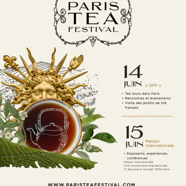 Affiche Officielle du PARIS TEA FESTIVAL. Le nom est écrit en haut de la page centrée sur un fond ivoire. En bas à gauche de l'image, une illustrastation avec une montagne, en dessous le roi soleil, en dessous une tasse de thé intégrant une théière et encore en dessous une plantation de thé. Sur la droite les dates du festival accompagnées des informations.