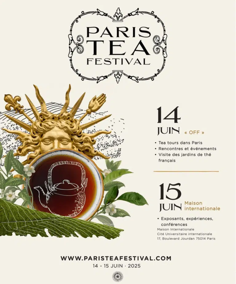 Affiche Officielle du PARIS TEA FESTIVAL. Le nom est écrit en haut de la page centrée sur un fond ivoire. En bas à gauche de l'image, une illustrastation avec une montagne, en dessous le roi soleil, en dessous une tasse de thé intégrant une théière et encore en dessous une plantation de thé. Sur la droite les dates du festival accompagnées des informations.