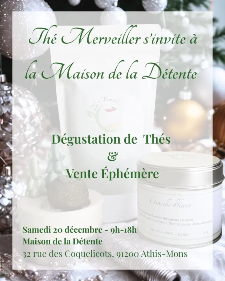 Affiche dégustation de thé et vente éphémère pour la Maison de la détente. Dans le fond un sachet de thé avec une boite à thé et une mandarine séchée au thé. Entouré d'un sapin de Noël et boules décoratives. Un cadre blanc semi transparent avec inscrit "Thé Merveiller s'invite à la Maison de la détente" la date et l'adresse