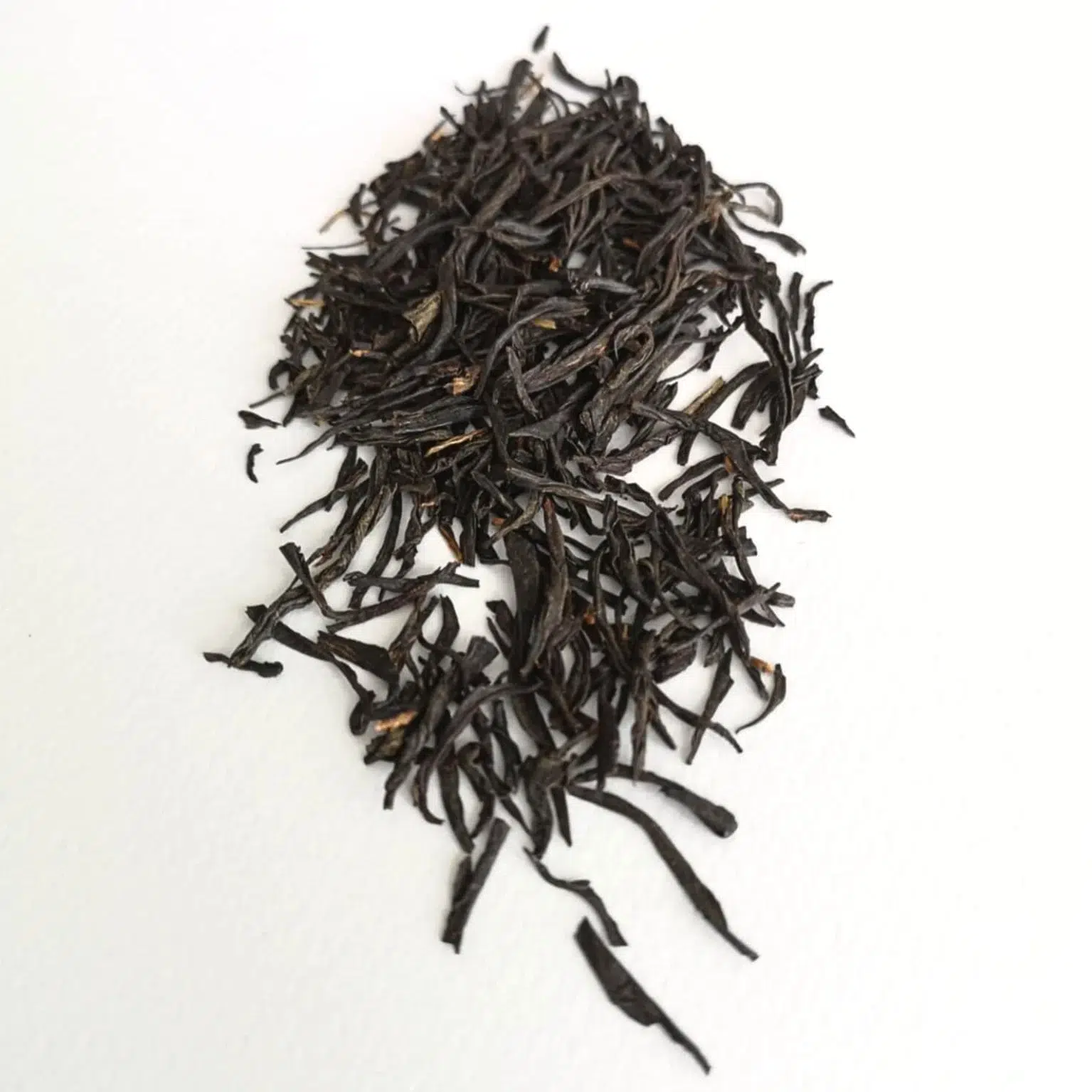 Photographie packshot sur fond blanc des feuilles de thé noir de ZHONG GUO HONG.