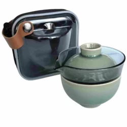 Photographie packshot d'un set de voyage comprenant une infuseur en verre avec son couvercle et la tasse en porcelaine couleur céladon avec une housse de transport.