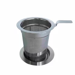 Photographie en packshot (fond neutre blanc cassé) d'un filtre acier inoxidable avec son couvercle qui sert aussi de coupelle