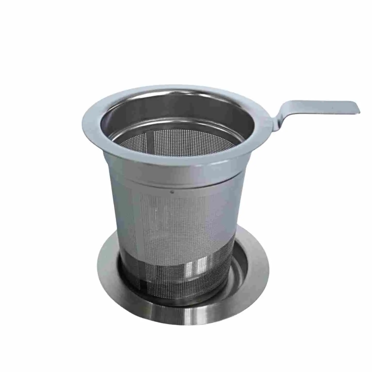 Photographie en packshot (fond neutre blanc cassé) d'un filtre acier inoxidable avec son couvercle qui sert aussi de coupelle