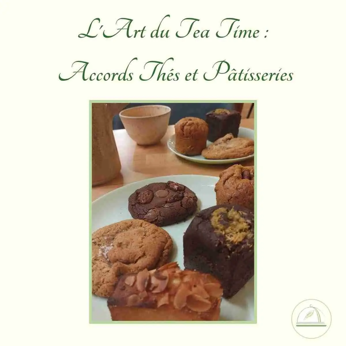 Photographie pour atelier "Accords Thés et Patisseries", on voit plusieurs patisseries sur des assiettes en porcelaine accompagnés d'une théière en fonte et des tasses à thé en porcelaine