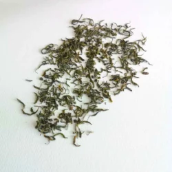 Photographie packshot sur fond blanc du thé vert Guizhou Mao Feng.