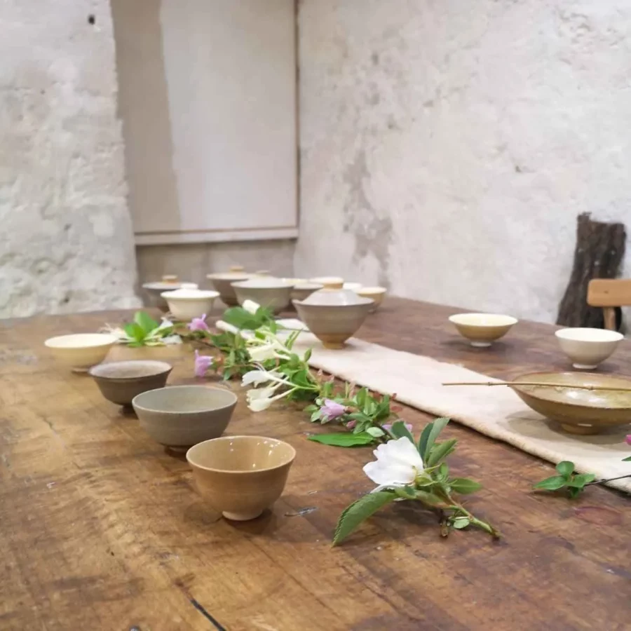 Photographie d'une table avec un nécessaire de thé et des tasses pour représenter les ateliers de l'espace professionnel.