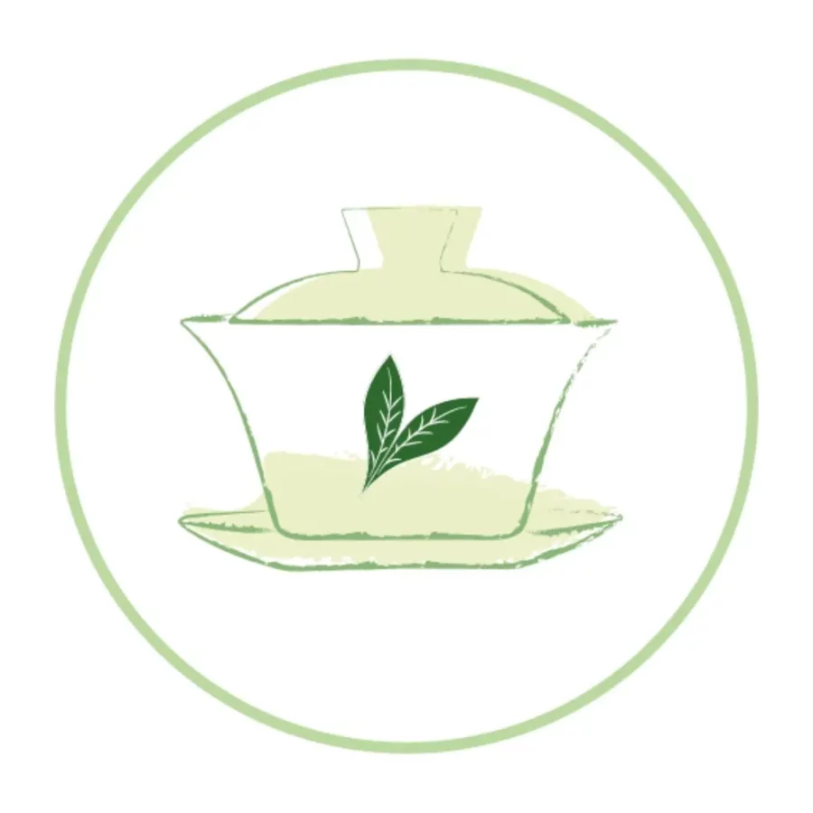 Pictogramme d'un Gaïwan, infuseur traditionnel de thé chinois. Un petit bol avec un couvercle posé sur une coupelle. Au centre est dessinée des petites feuilles. Le pictogramme est avec des traits verts foncés et des ombres verts clairs qui est également la même couleur du cercle qui entoure le pictogramme. Le tout sur un fond blanc. Expériences autour du thé : éveil des sens et légendes du thé